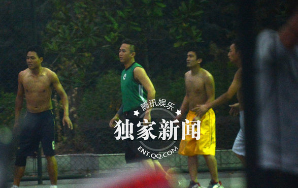 鄧超扎小辮大學校園打籃球