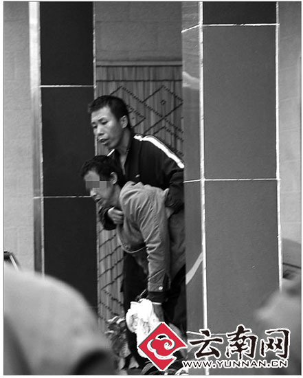 男子持刀綁架人質(zhì)索要錢財(cái)被特警擊斃(組圖)