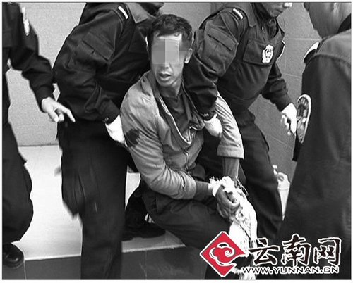 男子持刀綁架人質(zhì)索要錢財(cái)被特警擊斃(組圖)