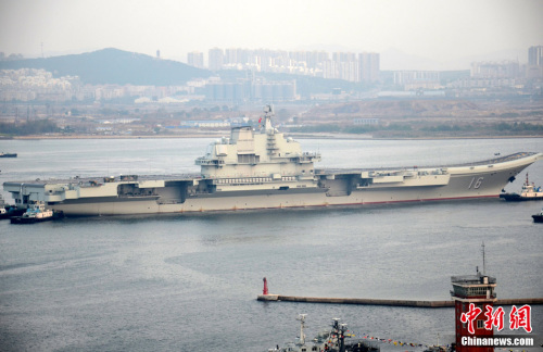 資料圖：中國(guó)航空母艦遼寧艦入列后首次駛離大連港碼頭。