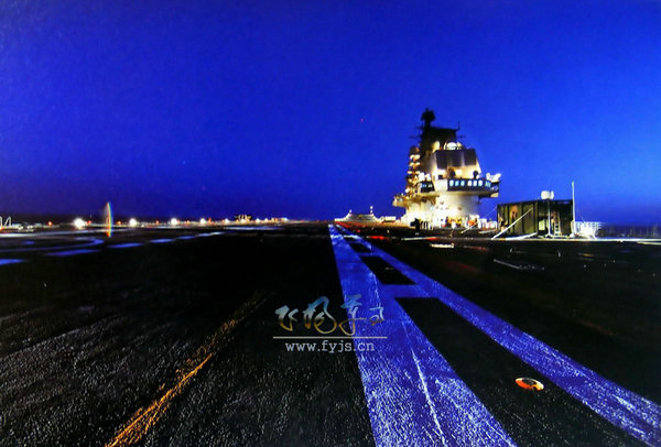 資料圖：夜間的遼寧艦。
