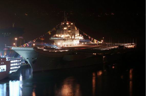 資料圖：夜間的遼寧艦。