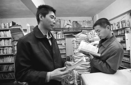 河南打工小伙馬輝在烏魯木齊一間200多平方米的地下室里，自辦“打工者書屋”，專門為打工者提供租書、看書服務(wù)。朱翊攝
