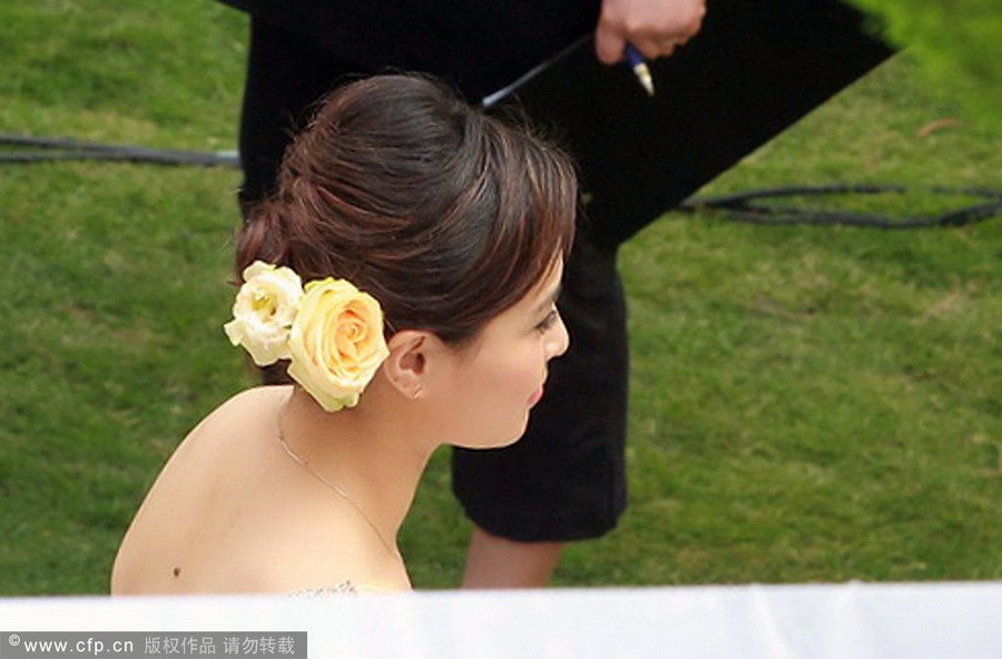 郭晶晶、霍啟剛注冊(cè)結(jié)婚 郭晶晶父母現(xiàn)身吳敏霞領(lǐng)銜伴娘團(tuán)