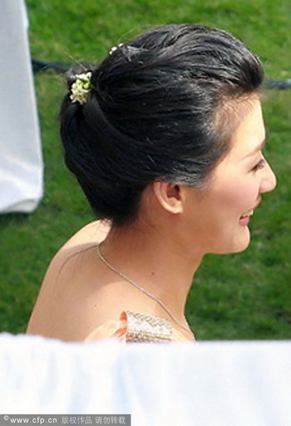 郭晶晶、霍啟剛注冊(cè)結(jié)婚 郭晶晶父母現(xiàn)身吳敏霞領(lǐng)銜伴娘團(tuán)