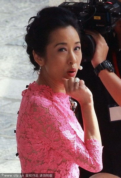 郭晶晶、霍啟剛注冊結(jié)婚 郭晶晶父母現(xiàn)身吳敏霞領(lǐng)銜伴娘團
