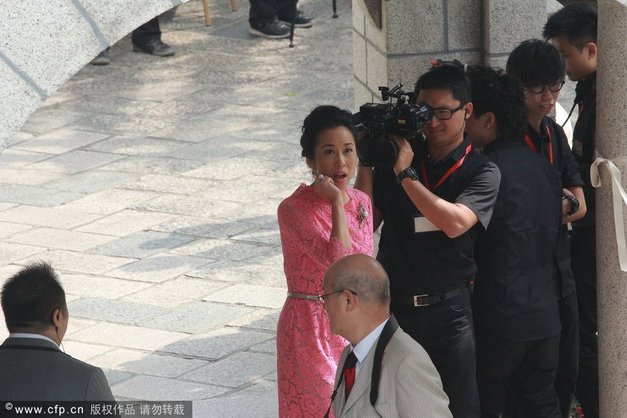 郭晶晶、霍啟剛注冊(cè)結(jié)婚 郭晶晶父母現(xiàn)身吳敏霞領(lǐng)銜伴娘團(tuán)
