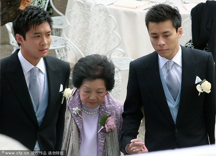 郭晶晶、霍啟剛注冊結(jié)婚 郭晶晶父母現(xiàn)身吳敏霞領(lǐng)銜伴娘團(tuán)