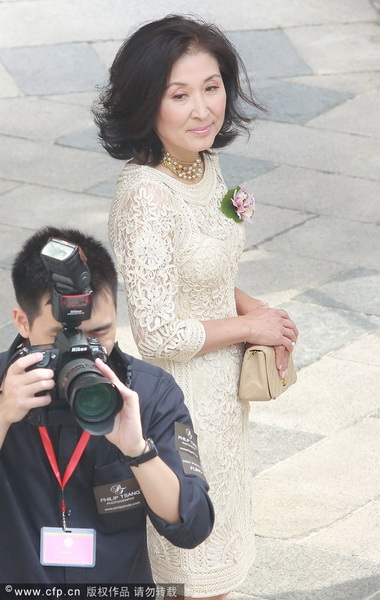 郭晶晶、霍啟剛注冊結(jié)婚 郭晶晶父母現(xiàn)身吳敏霞領(lǐng)銜伴娘團(tuán)