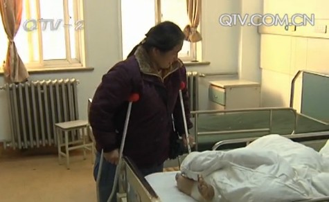 青島殘疾夫妻貧病相依不離不棄 妻子守護(hù)重病丈夫 青島殘疾夫妻貧病相依不離不棄 妻子守護(hù)重病丈夫