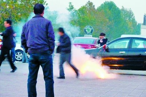 汽車4S店賣一臺車放一掛鞭炮 驚擾居民遭投訴