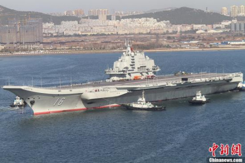 10月30日10時(shí)20分，中國(guó)航母“遼寧艦”?？吭谶|寧省大連港碼頭，完成了其正式交接入役后的首次出海。圖為當(dāng)日向大連港碼頭駛?cè)氲?#8220;遼寧艦”。<a target=&apos;_blank&apos; href=&apos; align=