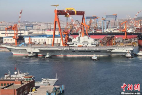 10月30日10時20分，中國航母“遼寧艦”停靠在遼寧省大連港碼頭，完成了其正式交接入役后的首次出海。圖為當(dāng)日向大連港碼頭駛?cè)氲?#8220;遼寧艦”。<a target=&apos;_blank&apos; href=&apos; align=