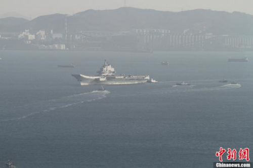 10月30日10時20分，中國航母“遼寧艦”?？吭谶|寧省大連港碼頭，完成了其正式交接入役后的首次出海。圖為當(dāng)日向大連港碼頭駛?cè)氲?#8220;遼寧艦”。<a target=&apos;_blank&apos; href=&apos; align=
