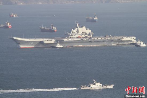 10月30日10時20分，中國航母“遼寧艦”?？吭谶|寧省大連港碼頭，完成了其正式交接入役后的首次出海。圖為當(dāng)日向大連港碼頭駛?cè)氲?#8220;遼寧艦”。<a target=&apos;_blank&apos; href=&apos; align=
