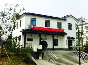 如果不是門前的標(biāo)牌，很多人都會(huì)把這個(gè)公廁當(dāng)作一幢別墅。蔣文龍 攝