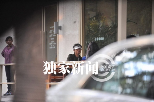 樸樹復(fù)出邋遢現(xiàn)身街頭 瞞著媳婦偷會(huì)長(zhǎng)發(fā)美女