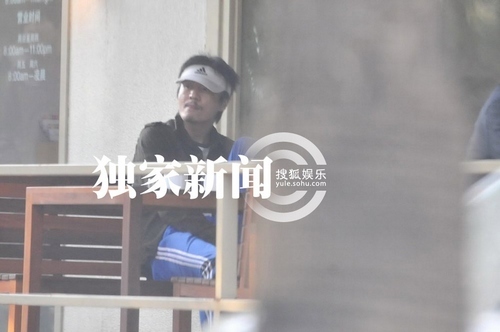 樸樹復(fù)出邋遢現(xiàn)身街頭 瞞著媳婦偷會長發(fā)美女