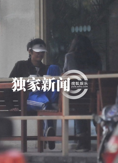 樸樹復(fù)出邋遢現(xiàn)身街頭 瞞著媳婦偷會(huì)長(zhǎng)發(fā)美女