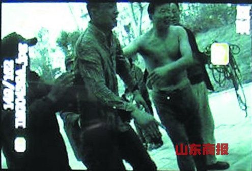 目擊者拍下來的救孩子的老人（右）。
