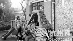 上海一所公辦幼兒園內(nèi)，老師看護(hù)著孩子們做游戲。 見習(xí)記者 劉彥朋 攝