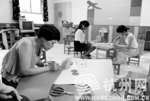 浙江一所幼兒園內(nèi)，老師們裝扮教室，迎接小朋友們到來。