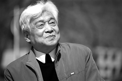 中國傳媒大學(xué)播音主持藝術(shù)學(xué)院前任院長、76歲的中國播音界泰斗張頌，因食道癌晚期醫(yī)治無效，于昨日在北京去世。 宋佳音 攝