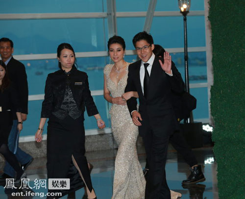 郭晶晶霍啟剛婚后第一次公開亮相，郭晶晶深V裝現(xiàn)身。