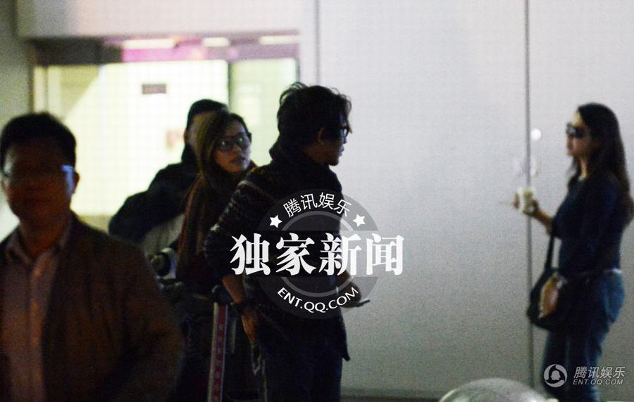 劉謙攜“御廚”嫩模女友王希怡回京 機場瞄辣妹女友吃醋上前質(zhì)問