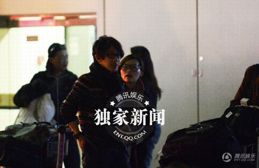劉謙攜嫩模女友王希怡回京 機(jī)場(chǎng)瞄美女女友吃醋上前質(zhì)問(wèn)