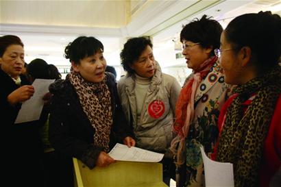 相親大會(huì)兒女靦腆家長(zhǎng)大方 玩拋媚眼表白