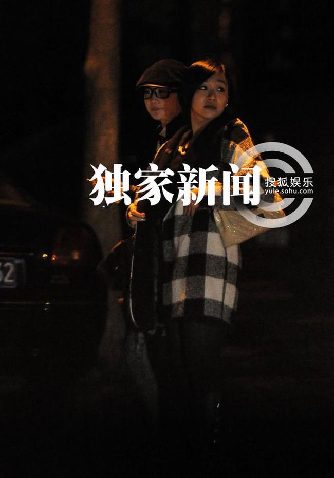 劉亦菲與閨蜜“情侶衫”出街 駕豪車同歸 劉亦菲與閨蜜“情侶衫”出街 駕豪車同歸