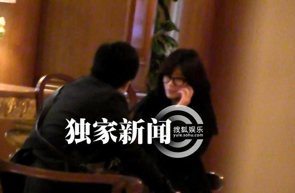 賈靜雯與同性密友孔菁蘋(píng)出街抵京 酒店熱聊