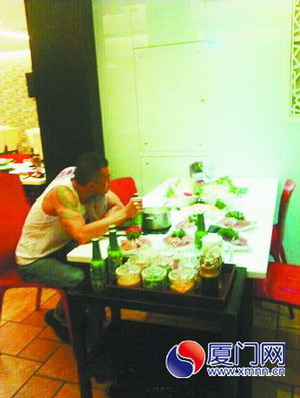 “豬肝哥”獨坐餐桌前，面前擺了5盤豬肝。