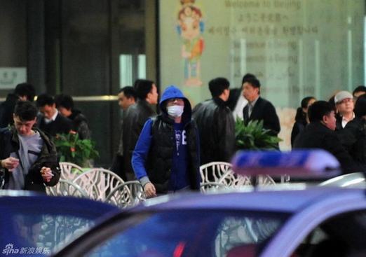 李代沫口罩遮面獨(dú)自回京