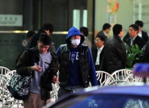 李代沫口罩遮面獨自回京