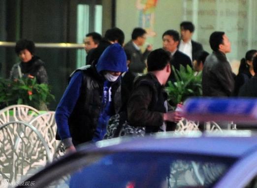 李代沫口罩遮面獨自回京