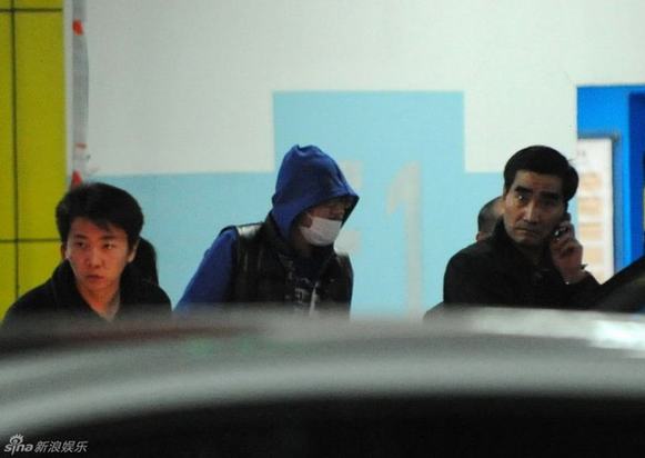 李代沫口罩遮面獨自回京