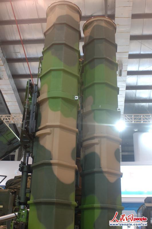 FD-2000中遠程導彈發(fā)射筒。攝影：閆嘉琪