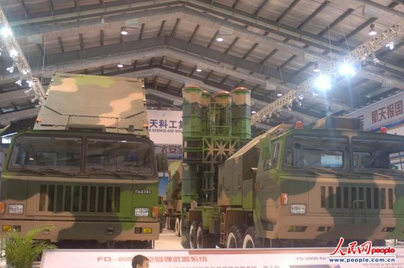 FD-2000導(dǎo)彈發(fā)射車與相配備的雷達(dá)車。攝影：閆嘉琪