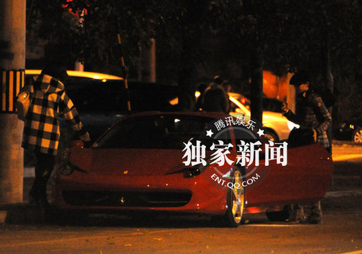 劉亦菲與閨蜜“夜談” 駕豪車(chē)同回別墅形影不分