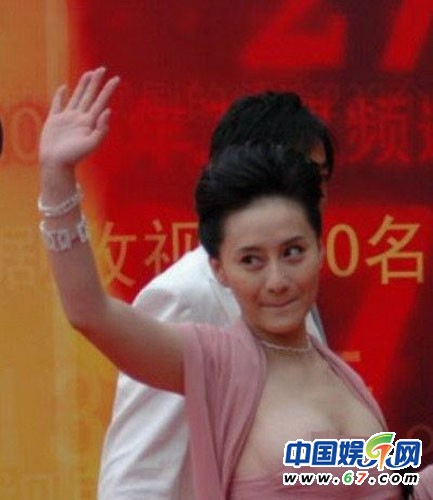 女星走紅毯選錯(cuò)禮服引來(lái)尷尬 走光真是擋都擋不住啊