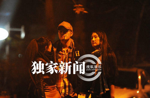 于小偉忘舊情攜手兩美女一同吃飯 抽煙耳語(yǔ)顯曖昧