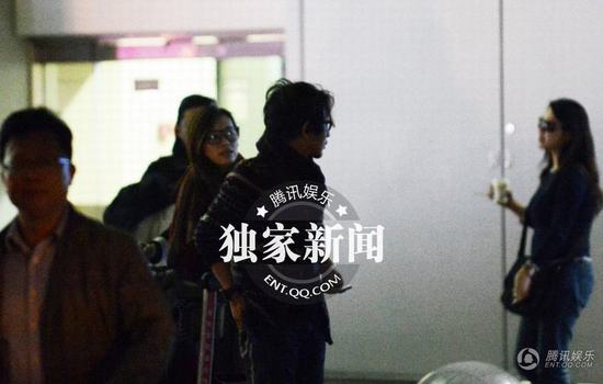 劉謙攜嫩模女友王希怡回京 機場瞄辣妹女友吃醋 劉謙攜嫩模女友王希怡回京 機場瞄辣妹女友吃醋