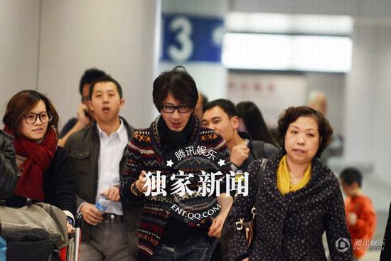 劉謙攜嫩模女友王希怡回京 機場瞄辣妹女友吃醋