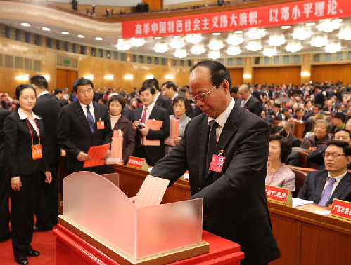 11月14日，中國共產(chǎn)黨第十八次全國代表大會(huì)閉幕會(huì)在北京人民大會(huì)堂舉行。這是代表投票選舉中央委員會(huì)委員、候補(bǔ)委員和中央紀(jì)律檢查委員會(huì)委員。新華社記者 姚大偉 攝