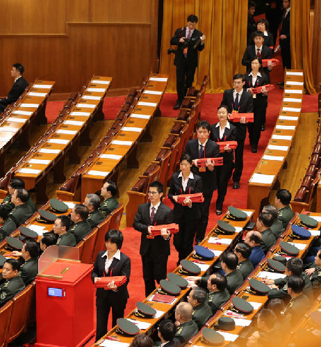  11月14日，中國共產(chǎn)黨第十八次全國代表大會閉幕會在北京人民大會堂舉行。這是工作人員手捧選票進入會場。新華社記者 丁林 攝