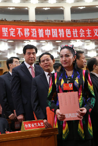 11月14日，中國共產(chǎn)黨第十八次全國代表大會(huì)閉幕會(huì)在北京人民大會(huì)堂舉行。這是代表投票選舉中央委員會(huì)委員、候補(bǔ)委員和中央紀(jì)律檢查委員會(huì)委員。新華社記者姚大偉攝