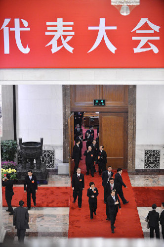 11月14日，中國共產(chǎn)黨第十八次全國代表大會閉幕會在北京人民大會堂舉行。這是代表投票后步出會場，等待計票結(jié)果。新華社記者李鑫攝
