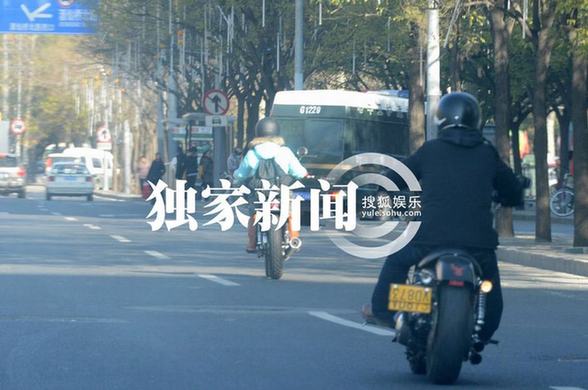 愛戴與神秘男騎機(jī)車狂飆出車禍 倒地不起電話求救